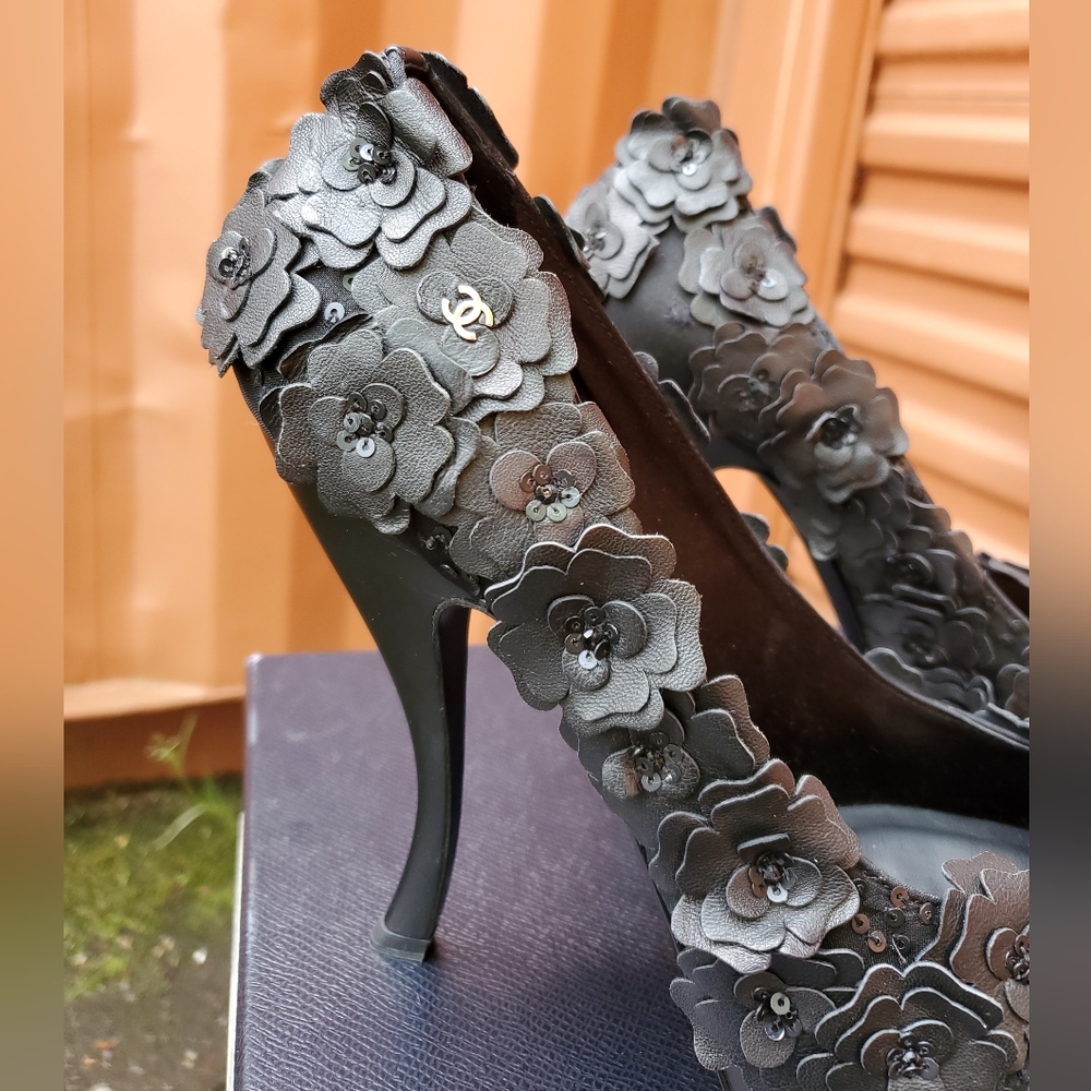 Chanel Black Leather Laser Cut Camellia Platform Pumps 40. - Picture 6 of 16
